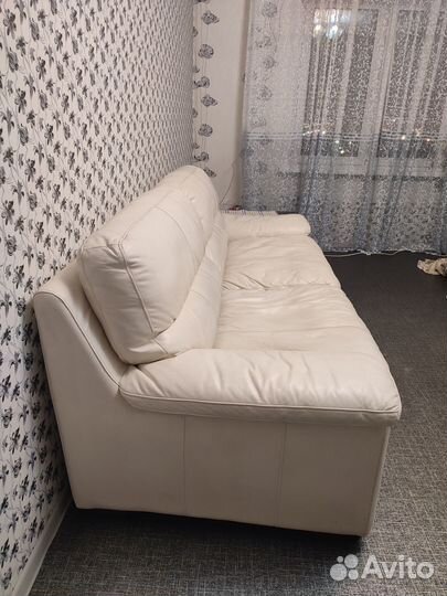 Бежевый кожаный диван бу