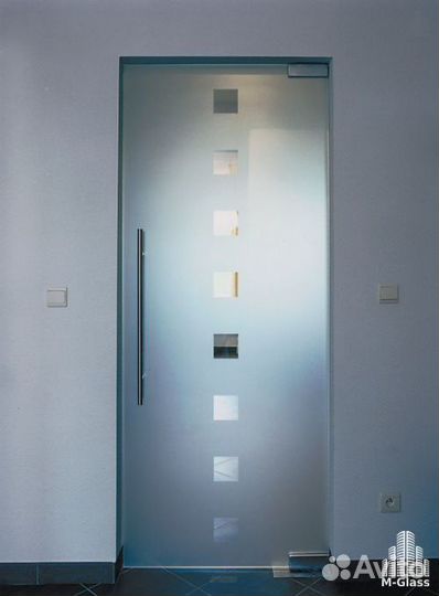 Стеклянная дверь