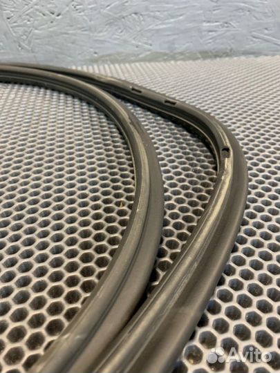 Уплотнительная резинка боковой двери задняя правая