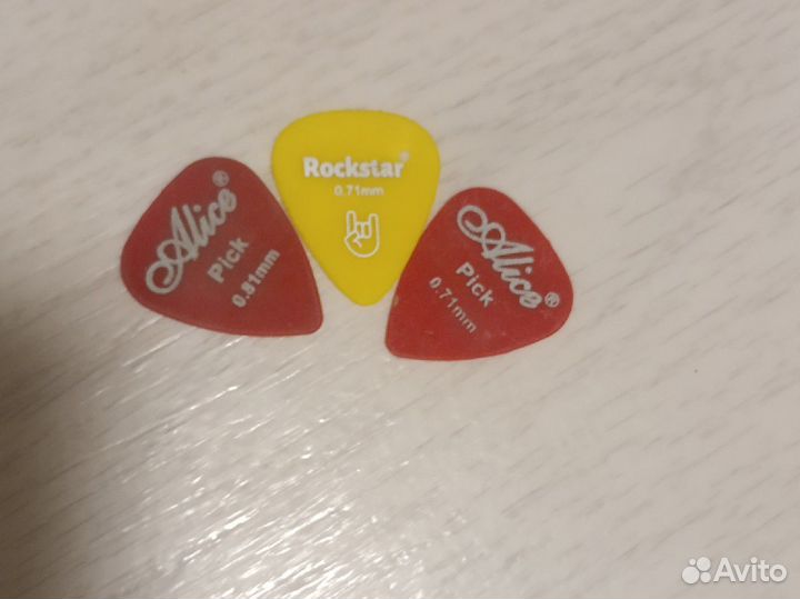 Ремень для гитары и медиаторы в подарок