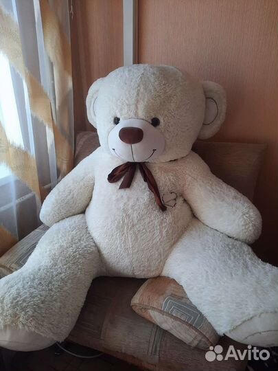 Большой плюшевый медведь