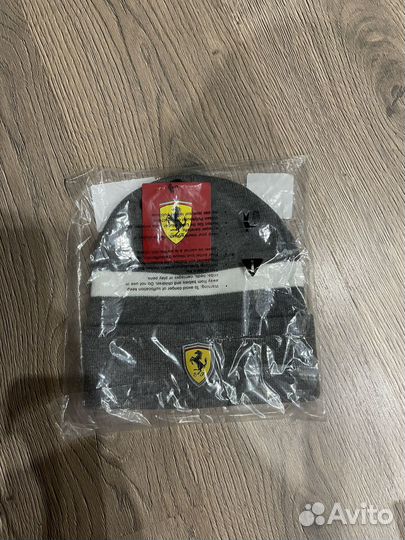 Набор шапка и перчатки Ferrari