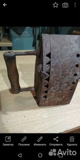 Старинный утюг на углях