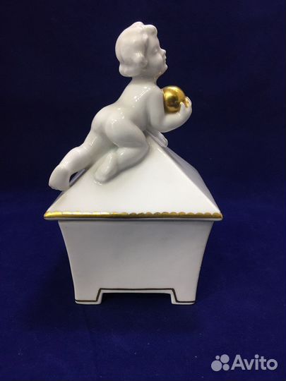 Старинная шкатулка Путти с мячом Германия фарфор