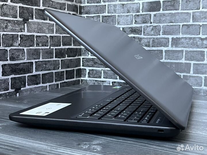 Pentium Gold 4417U/MX 110 2GB/SSD 240/8GB