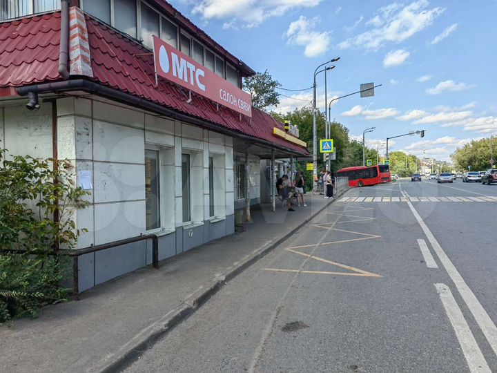 Большой пешеходный трафик. вместо билайн. остановк