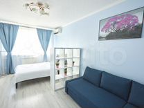 сделка с клиентом. представьте что ваши знакомые сдают квартиру. какие вопросы задавать при покупке квартиры. услуги риэлтора при продаже квартиры. девушка в квартире.