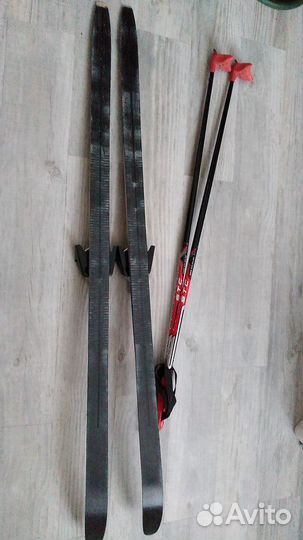 Лыжные ботинки и лыжи