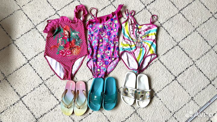 Купальник и шлепки для девочки