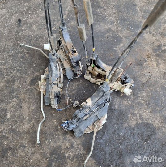 Замок двери Mitsubishi L200