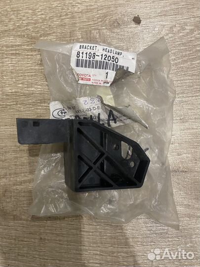 Крепление фары левое Королла 150