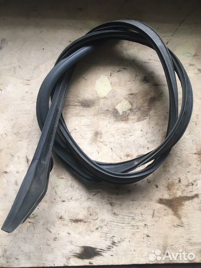Уплотнитель вдоль крыши левый Renault Laguna 2