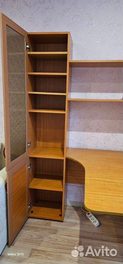 Угловой письменный стол с полками