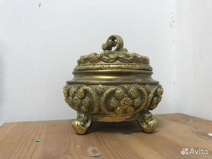 Резная деревянная шкатулка