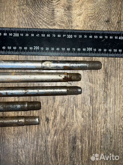 Ось переднего колеса от мотороллера