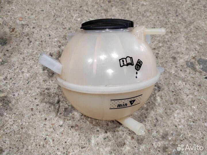 Бачок расширительный Volkswagen Tiguan 2011