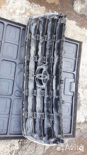 Решетка радиатора Toyota Land Cruiser 200