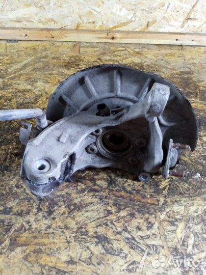 Поворотный кулак передний правый Volkswagen Passat