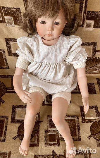 Кукла фарфоровая