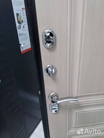 Уличная дверь с двойным терморазрывом