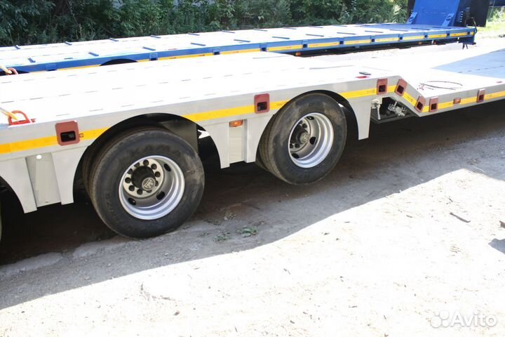 Полуприцеп трал (тяжеловоз) Авиком 98713-04 с ломаной рамой, 2023
