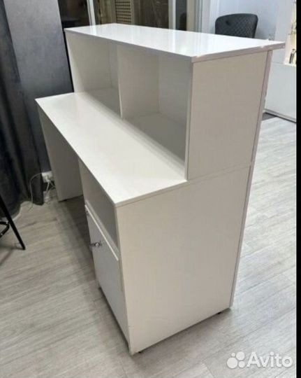 Стойка с тумбой белая