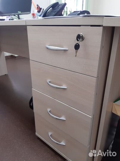 Продам офисную мебель и оргтехнику