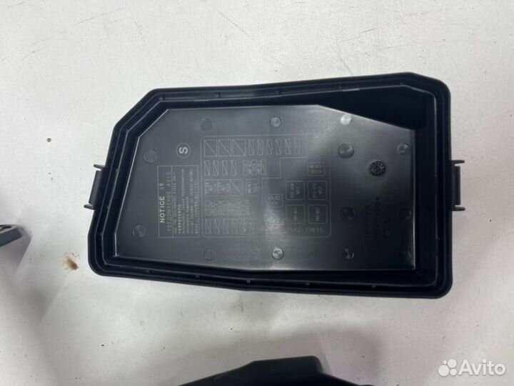 Корпус блока предохранителей передний правый