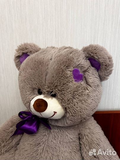 Большой плюшевый медведь