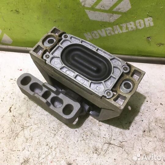 Опора двигателя правая Фольксваген Пассат Б6