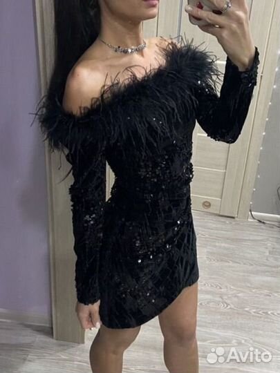 Блестящее платье с перьями размер XS