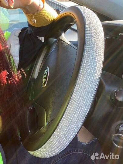 Оплетка на руль со стразами