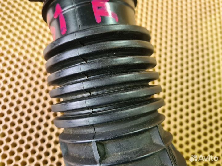 Патрубок воздушного фильтра передний правый