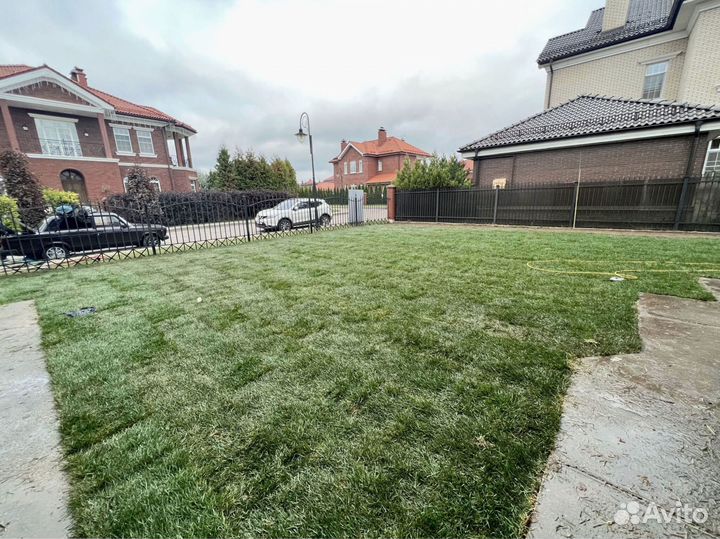 Укладка рулонного газона в гео