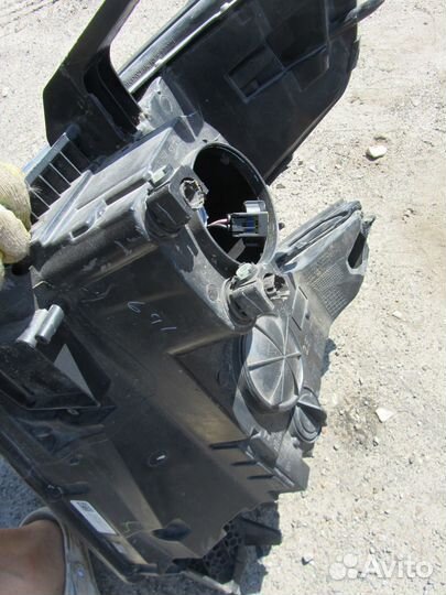 Фара правая Chevrolet Tahoe 2014