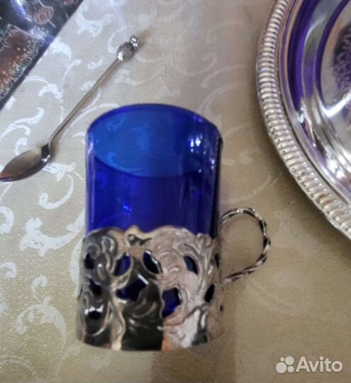 Поднос с чайником и стаканчиками