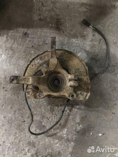 Кулак поворотный передний правый