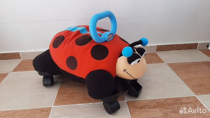 Очень маневренная детская машинка каталка