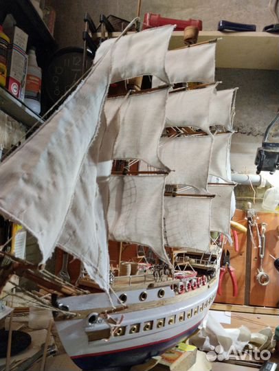 Модель парусника из дерева