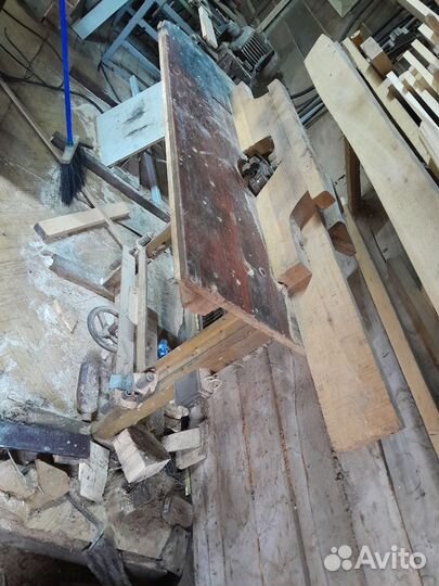 Фрезерный станок по дереву бу.есть фрезы к нему