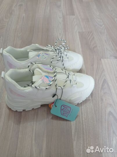 Кроссовки женские