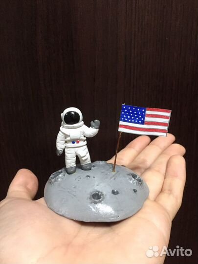 Фигурка «Космонавт на Луне»