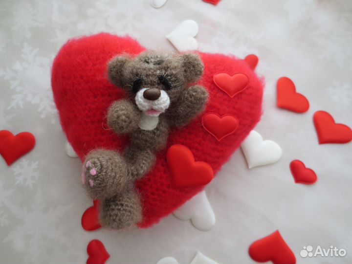 Вязаный мишка на сердце