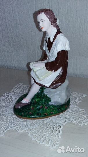 Статуэтка школьница с книгой