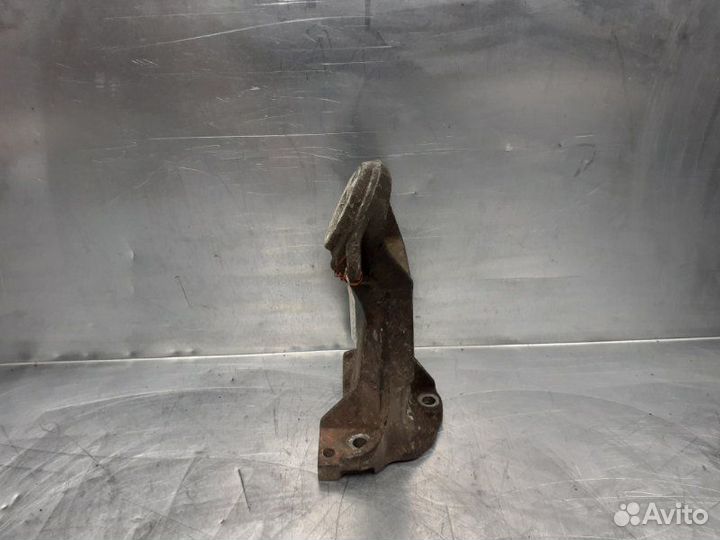 Кронштейн двигателя правый Volkswagen Passat B2