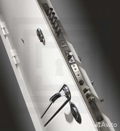 Входные двери в квартиру белые