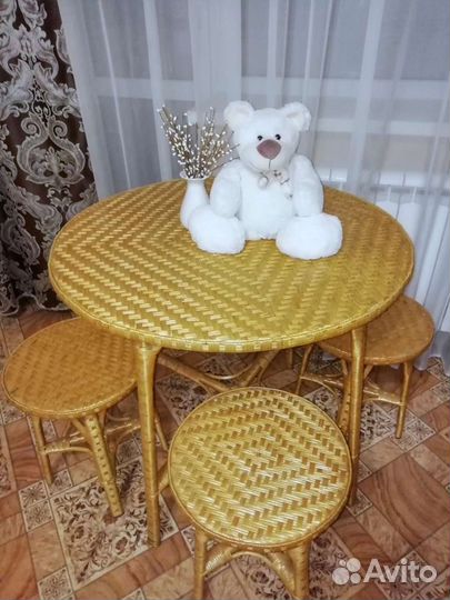 Плетёный стол и 3 табуретки