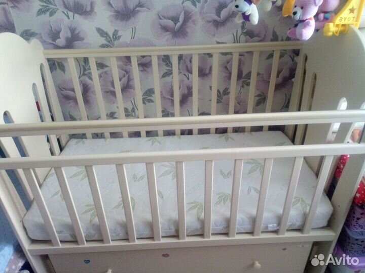 Детская кроватка с маятником и ящиком