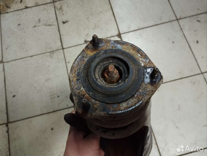 Задний правый амортизатор акцент (accent)