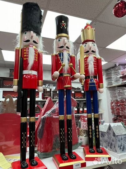 Статуи щелкунчиков